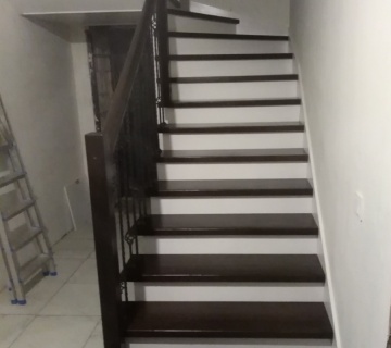 Обшивка железного каркаса лестницы