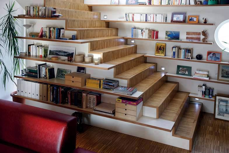 Лестница в виде полок для книг