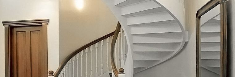 Лестница c перилами
