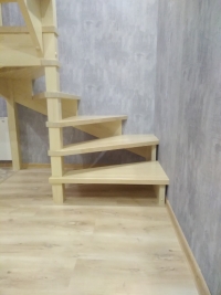 Деревянная лестница без подступенников