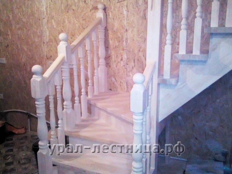 Лестница из лиственницы в поселке Ключевск