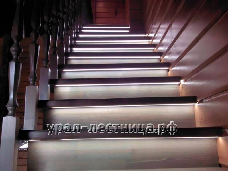 Лестница на металлическом каркасе с подсветкой