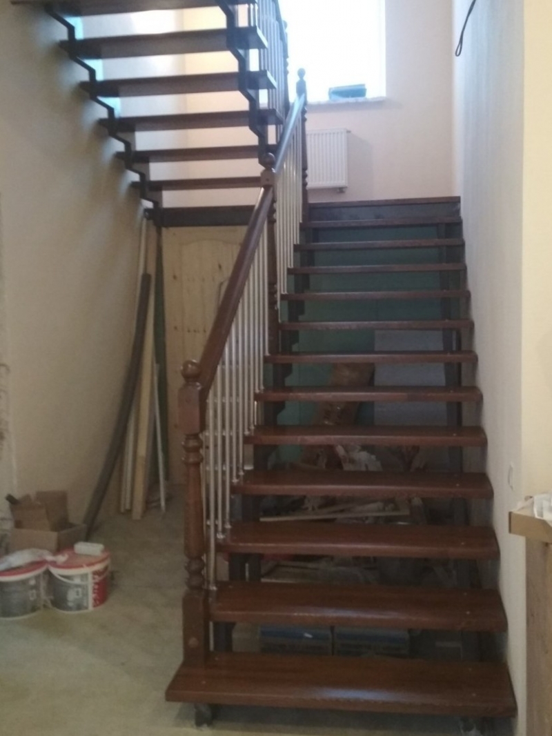 Обшивка железного каркаса лестницы со ступенями из лиственницы