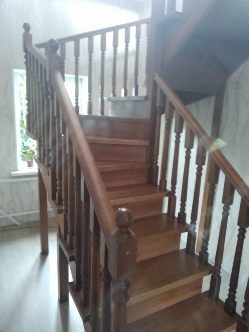 Деревянная лестница со ступенями из бука