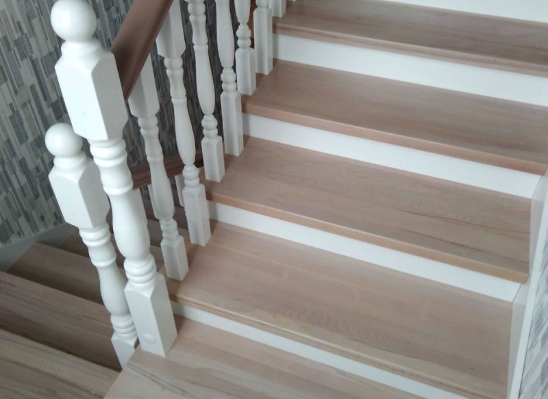 Покраска обшивки бетонной лестницы